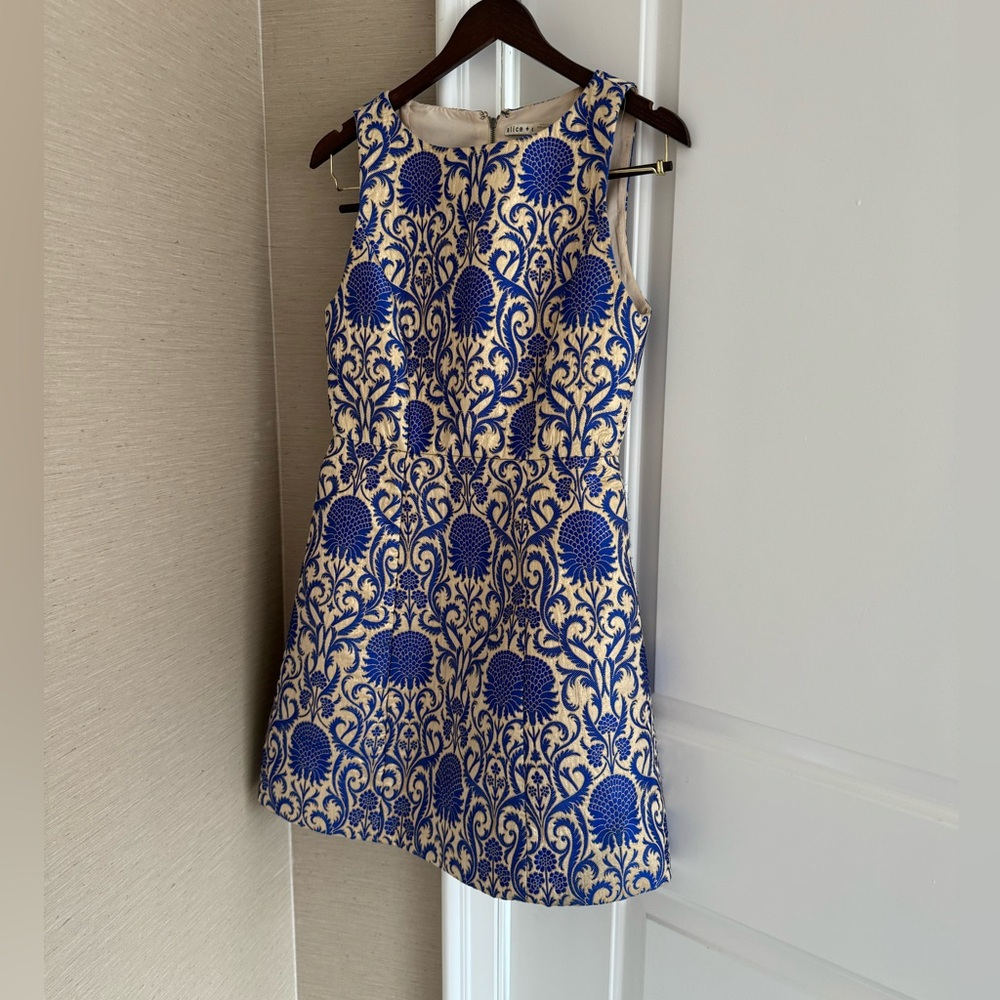 Alice & Olivia Flare Dress. Size 6. Fits small